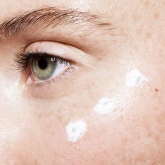 Quelles différences entre une crème et un sérum contour des yeux ?