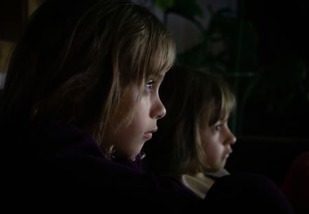 En temps de conflits, peut-on vraiment laisser nos enfants regarder les infos ?