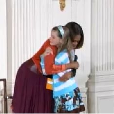 Michelle Obama : Émue par une petite fille qui lui donne le CV de son père au chômage (Vidéo)