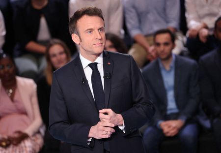 Emmanuel Macron avec une cigarette électronique : ce détail surprenant qui interpelle