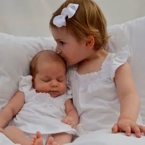 Las princesas Estelle y Leonore de Suecia al fin se conocen