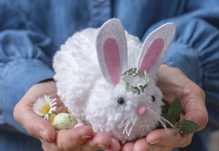 Pâques 2022 : Pas à pas, fabriquez un adorable lapin en pompons !