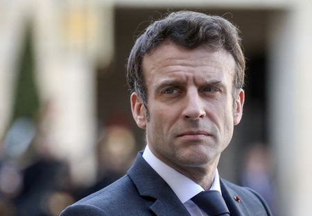 Emmanuel Macron porte-t-il une perruque ? Sa réponse surprenante