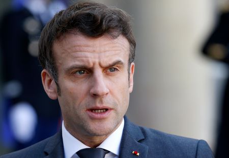 “Monsieur le candidat” : Emmanuel Macron recadré par Xavier de Moulins sur M6