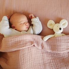 Posizione supina: il neonato deve dormire così?