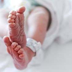 Né par césarienne, ce bébé fait rire tout le monde dans la salle d'accouchement