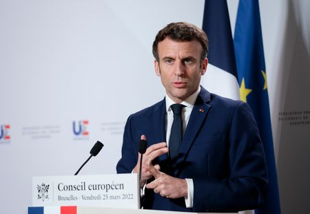 Emmanuel Macron physiquement marqué par le pouvoir, ses proches s'inquiètent