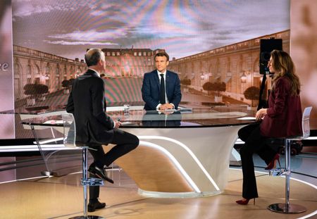 Emmanuel Macron fait une petite bourde au JT, Gilles Bouleau le reprend