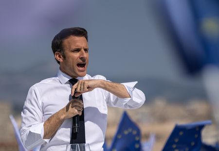 Emmanuel Macron chemise ouverte et poils apparents : ce cliché intime qui surprend