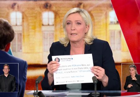 Débat d'entre-deux-tours : le tweet imprimé de Marine Le Pen amuse les internautes