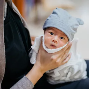Warum hat mein Baby so oft Schluckauf und ist das schlimm?
