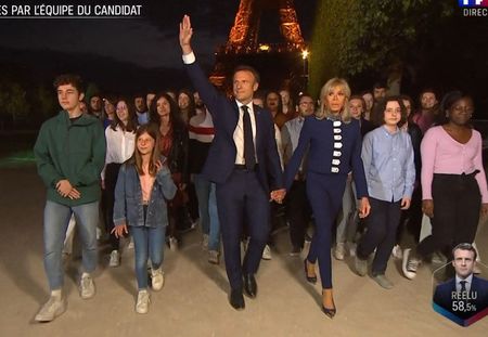 Emmanuel Macron : son baiser à Brigitte, la première dame submergée par l’émotion