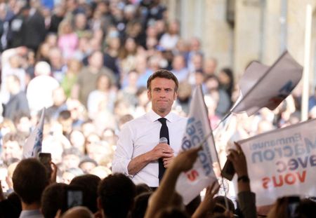VIDEO. Emmanuel Macron visé par un jet de tomate lors d’un bain de foule