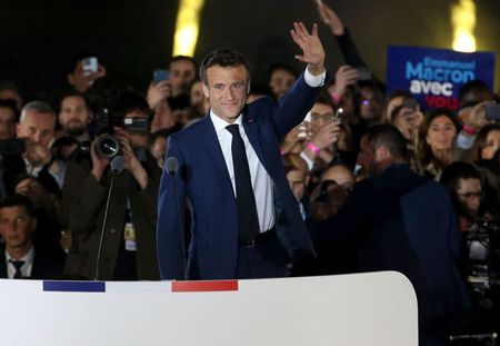 Emmanuel Macron : découvrez la vidéo improbable du Président à 21 ans qui fait le buzz