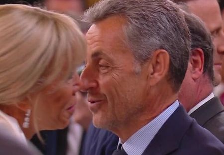 Brigitte Macron : comment elle a bousculé le protocole en faisant la bise à Nicolas Sarkozy