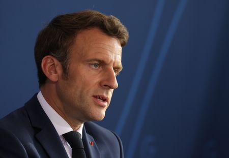 Emmanuel Macron : son moment de complicité avec les petits-enfants de Brigitte dévoilé