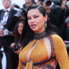 Adriana Lima a Cannes 2022 super sensuale nell’abito che sottolinea il pancione