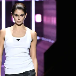 Modetrend 2022: Weiße Tank Tops sind wieder total angesagt