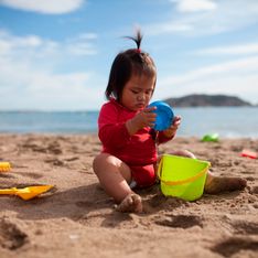 Vacances à la mer : à quelle heure faut-il éviter d’emmener bébé à la plage ?