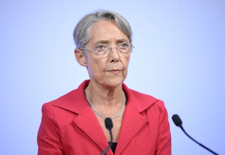 Elisabeth Borne : la Première ministre se confie sur son quotidien dans l'enfer de Matignon