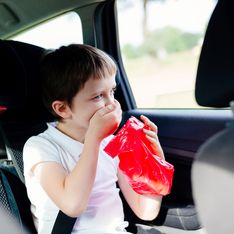 Vacances : comment enlever les taches et odeurs de vomi dans la voiture ?