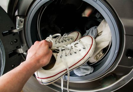 Découvrez l'astuce imparable pour laver vos baskets à la machine sans les abîmer