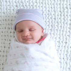 Swaddle neonato: è vero che la fasciatura aiuta i bambini?