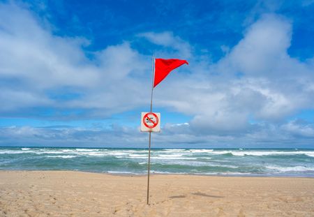 Vacances : les drapeaux de baignade à la plage changent de couleur cet été
