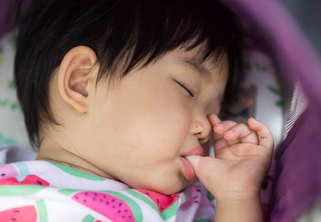 Canicule : 5 solutions pour aider bébé à dormir quand il fait très chaud