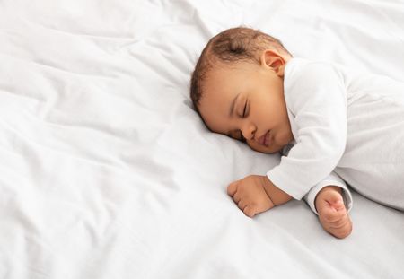 Fortes chaleurs : quelle est la tenue idéale pour faire dormir bébé ?