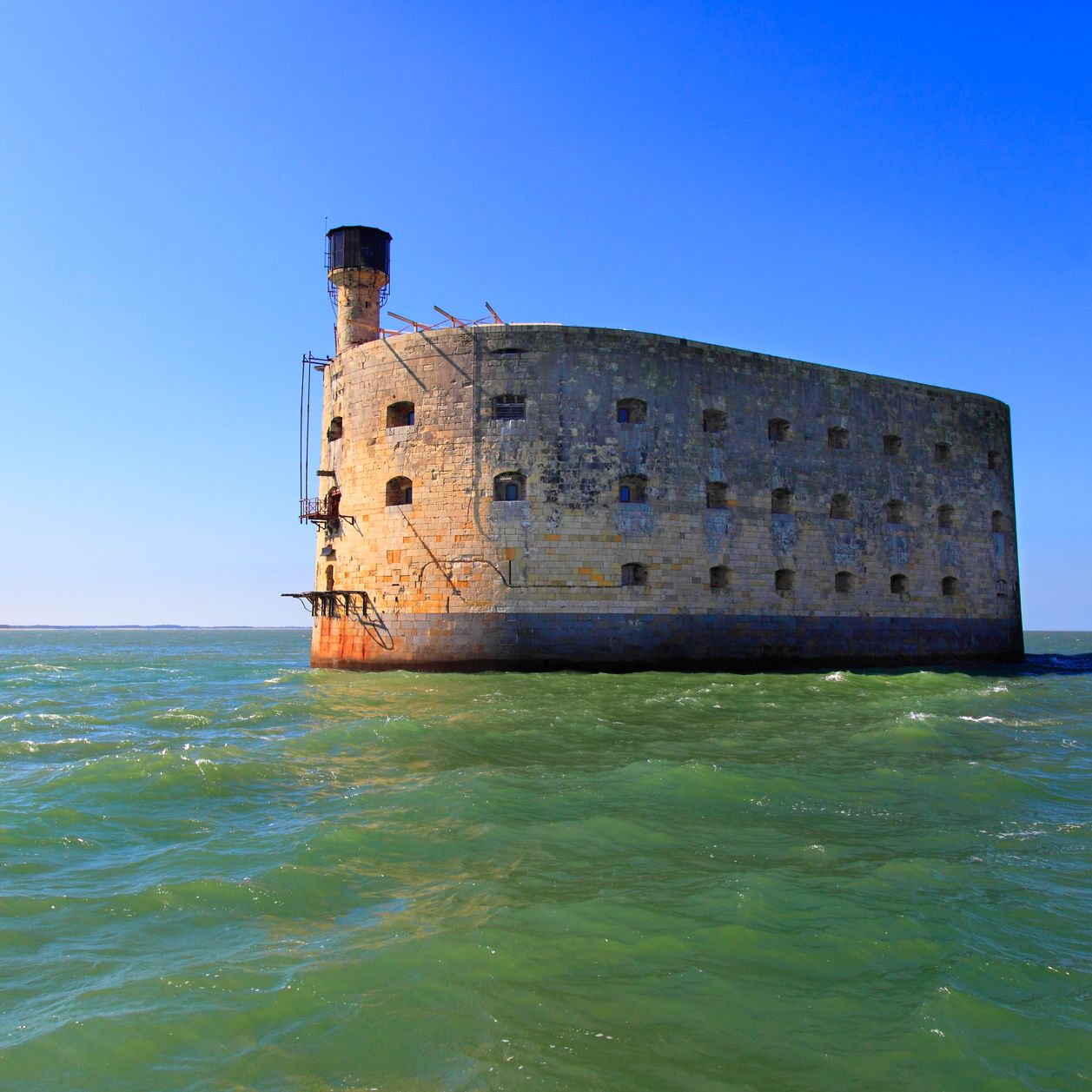 Un YouTubeur infiltre Fort Boyard, la production porte plainte : "Pas envie de retrouver un cadavre"