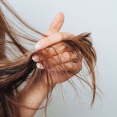 Wasserglas-Test: Dieser Trick zeigt, wie kaputt deine Haare sind