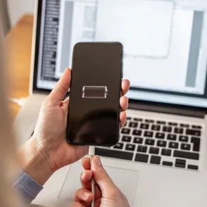Strom sparen: Darf ich mein Handy im Büro aufladen?