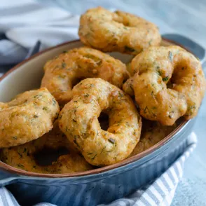Kartoffel trifft Käse: Knusprige Kartoffel-Donuts mit Mozzarella-Füllung