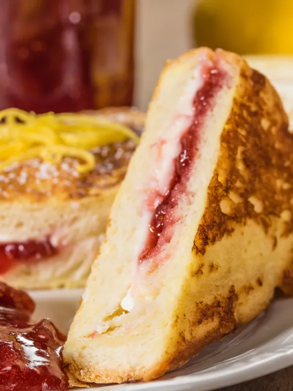 Gourmet-Frühstück: Gefüllte French Toasts mit Frischkäse und Marmelade