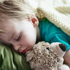 8 Tipps, damit dein Kind trotz Erkältung nachts gut schläft