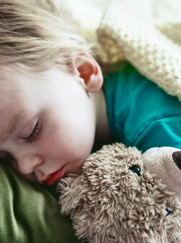 Ruhige Nächte: 8 Tipps, damit Kinder bei einer Erkältung besser schlafen