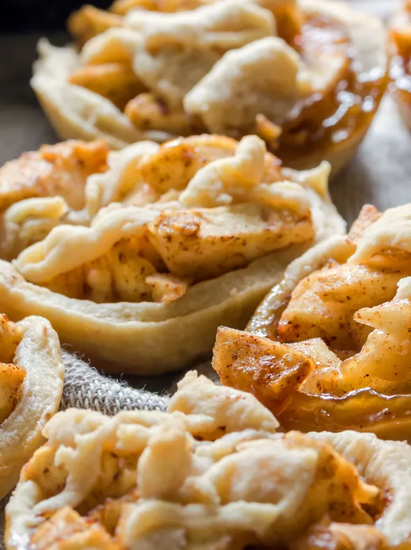 Mini-Apfelstrudel mit Blätterteig: Saftig, knusprig, einfach himmlisch!