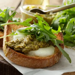 Blitz-Rezept fürs Abendessen: Überbackene Brote mit Mozzarella und Pesto