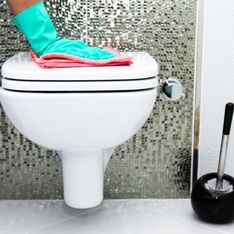 Mit diesem genialen Putz-Trick glänzt deine Toilette wie neu!