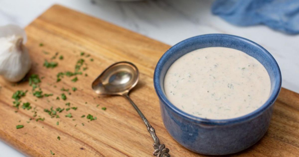 Buttermilch-Dressing mit Knoblauch: Blitzrezept für euren Salat