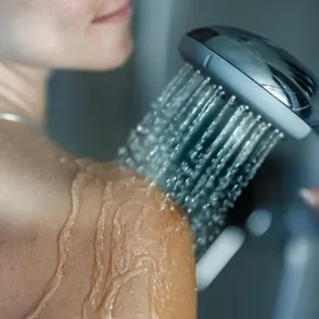 Expertin warnt: So gefährlich ist Pinkeln unter der Dusche!