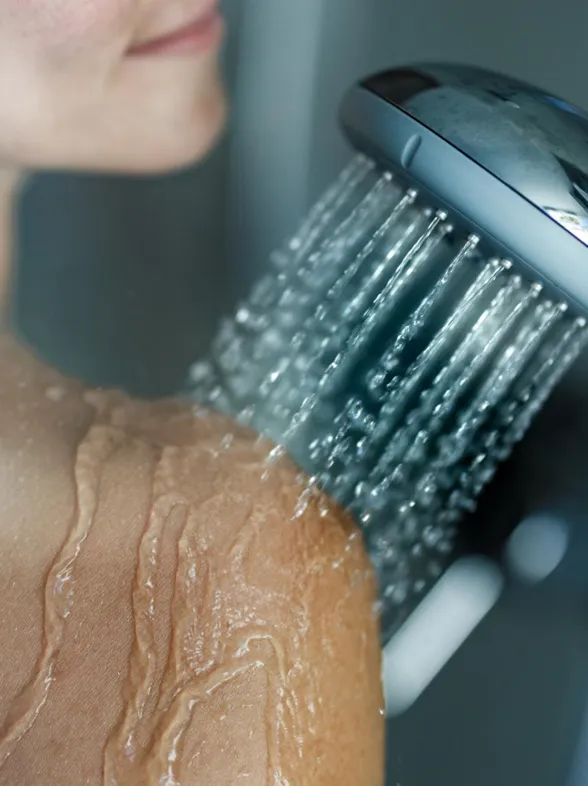 Expertin warnt: So gefährlich ist Pinkeln unter der Dusche!
