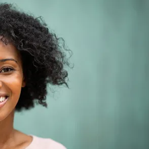 Schwarze Haare: Style- und Pflege-Tipps für schönes Haar