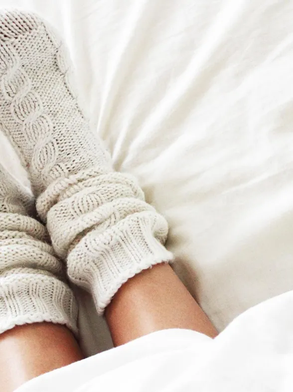 Kalte Füße stören beim Einschlafen? Mit diesen Tipps werden sie warm