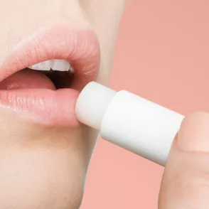 Süchtig nach Labello: Macht Lippenpflege wirklich abhängig?