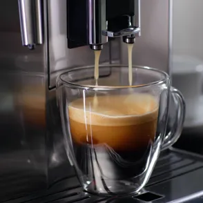 Black Friday: Beliebte Kaffeevollautomaten von De'Longhi und Philips bis zu 55% günstiger