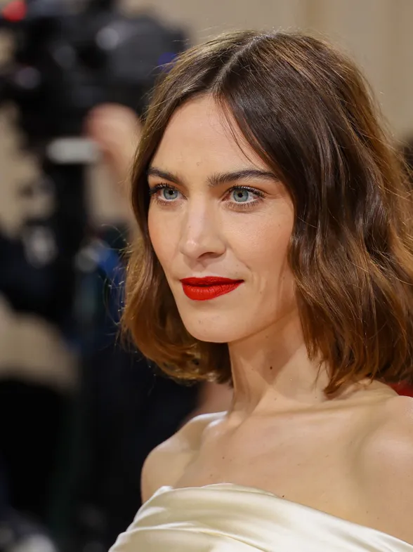 Shoulder Grazing Bob: Die elegante Trendfrisur ist perfekt für den Winter