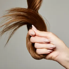 Immer wieder Spliss? Dann solltest du den CWC-Trick ausprobieren - Haar-Experten lieben ihn!