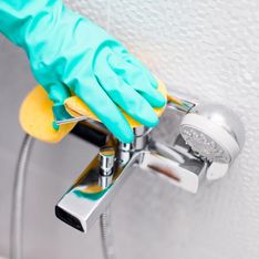 Dusche reinigen: Schnelle und effektive Putztipps gegen Kalk & Co.